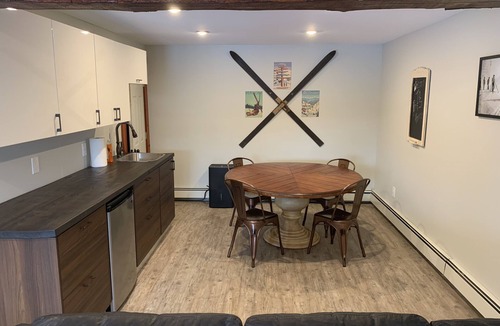 Belmont Ski Chalet | Newly Renovated Rustic style home w/luxury bathrooms & mountain views, Sereni