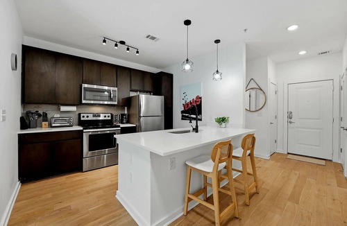 South Lamar Apartment | Newly renovated South Lamar 2-bedroom w/sauna, pickleball, pets, gym and more!