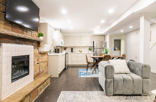 Newmarket House | Newly Renovated Spacious 2BR Home Near Yonge St