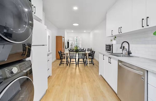 Rosemont-La Petite-Patrie Apartment | Newly Renovated, Spacious & Quiet 3 bedroom + Parking