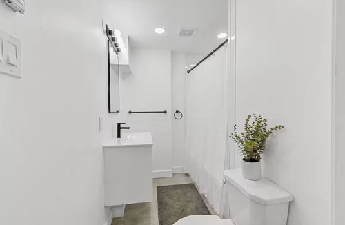 Rosemont-La Petite-Patrie Apartment | Newly Renovated, Spacious & Quiet 3 bedroom + Parking