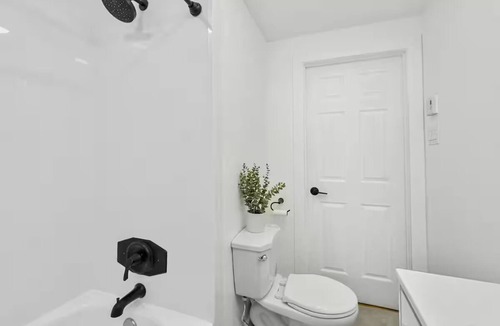 Rosemont-La Petite-Patrie Apartment | Newly Renovated, Spacious & Quiet 3 bedroom + Parking