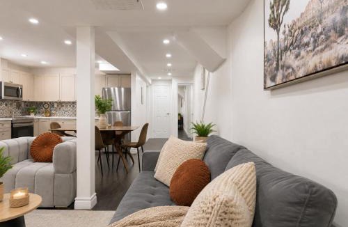 Newmarket House | Newly Renovated Spacious 2BR Home Near Yonge St