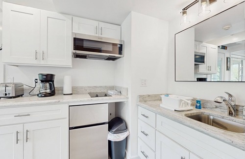 North Truro Apartment | Newly Renovated Studio with AC, Grill – steps from Private Beach