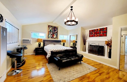 Oak Park House | Newly Renovated Stylish Guest Suite with Exterior Entrance