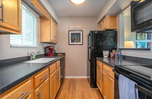 North Capitol Condo | Newly Renovated, Top Floor Quiet Cozy Riverfront Condo with Free Parking