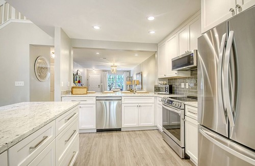Charleston House | Newly Renovated Townhouse close to Daniel Island