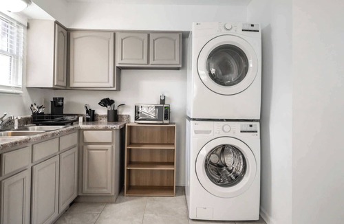 Buechel Apartment | Newly-Renovated Townhouse| Parking | Pet Friendly