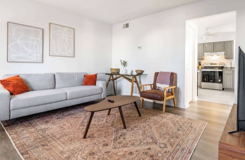 Buechel Apartment | Newly-Renovated Townhouse| Parking | Pet Friendly