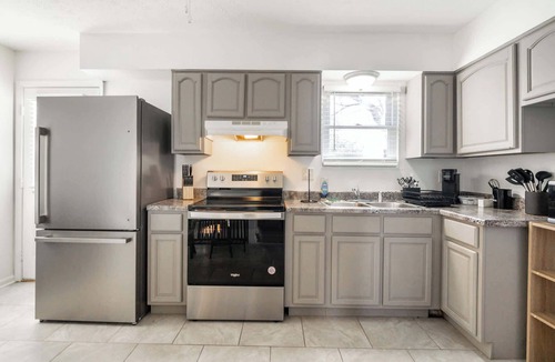 Buechel Apartment | Newly-Renovated Townhouse| Parking | Pet Friendly