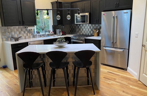 Portland Heights House | NEWLY RENOVATED Tranquil Forest Paradise. Bright & Open-Plan. Groups of 8.