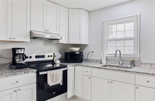 East Ocean View Apartment | Newly Renovated, Two Blocks from Beach Apartment
