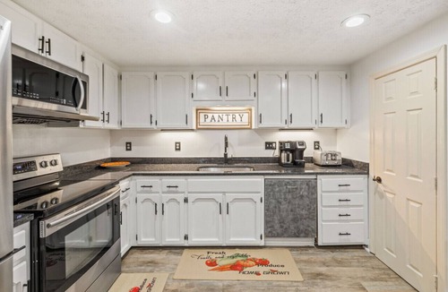 Hendersonville House | Newly Renovated Home North of Nashville