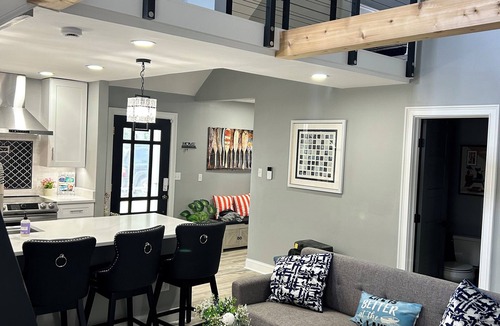 Horseshoe Lake House | Newly Renovated Modern Lakehouse