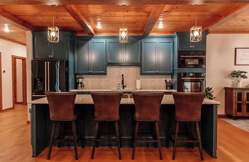 Mountain View House | Newly Renovated White River Retreat, Breathtaking Views of the River, Sleeps 18