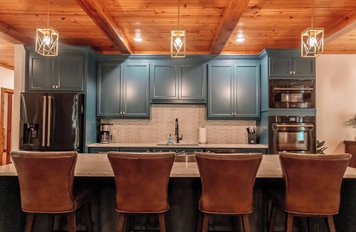 Mountain View House | Newly Renovated White River Retreat, Breathtaking Views of the River, Sleeps 18