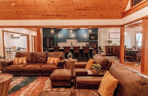 Mountain View House | Newly Renovated White River Retreat, Breathtaking Views of the River, Sleeps 18