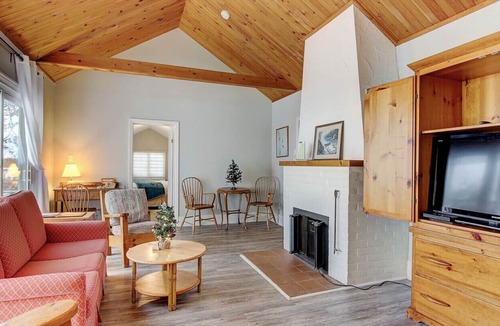 Sutton Ski Chalet | Newly renovated waterfront cottage