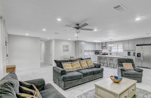 Voth House | Newly Updated 5-Bedroom Home in Vidor