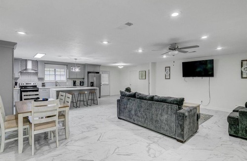 Voth House | Newly Updated 5-Bedroom Home in Vidor