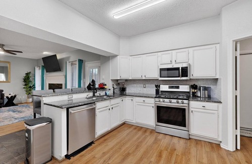 Allen House | Newly updated 5BR/2.5BA w/pool sleep 16 ppl