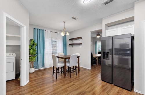 Allen House | Newly updated 5BR/2.5BA w/pool sleep 16 ppl