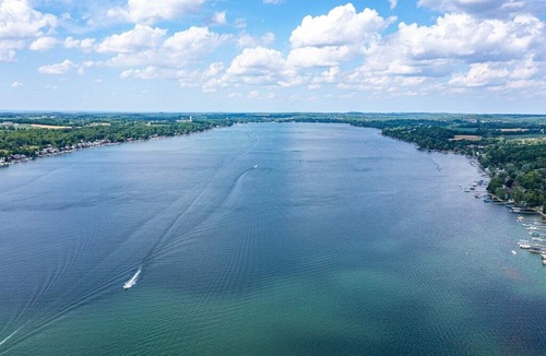 Lakeville House | Newly updated cottage 🏡100 steps away from lake & dock access!! ☀️⛵️
