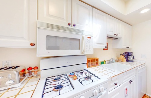 Northeast Santa Fe Apartment | Newly Updated El Matador Condo with Library & Fireplace | Walk to the Plaza