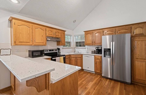 Shawnee House | Newly Updated Gem in Shawnee, Kansas: Your Ideal Short-Term Rental Retreat!