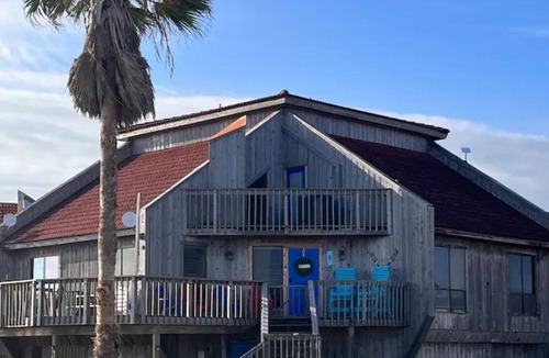 Elmaton House | Newly updated Townhouse, pool, & beach !