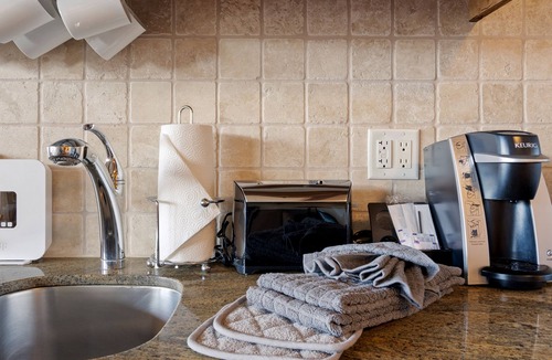 Kimball Junction Condo | Newpark 210-A | Private Hot Tub | Kitchenette | Balcony | Pool & Hot Tub