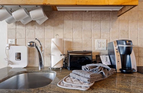 Kimball Junction Condo | Newpark 306-A | Private Hot Tub | Kitchenette | Olympic Park & Mtn View | Fireplace | Pool & Hot Tub