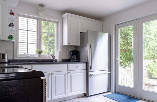 Fifth Ward House | Newport Fifth Ward Cottage Wlk to Harbor + Beaches