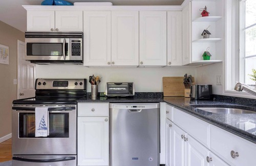 Fifth Ward House | Newport Fifth Ward Cottage Wlk to Harbor + Beaches