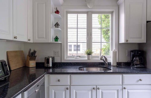 Fifth Ward House | Newport Fifth Ward Cottage Wlk to Harbor + Beaches