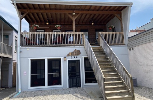 Newport Apartment | NEWPORT INN #4 - NO CLEANING FEES! FREE PARKING! WALK TO GAMES AND CONCERTS!