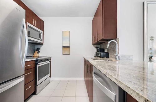 Hudson Exchange Apartment | Newport PATH 2 BR | Club room with billiards