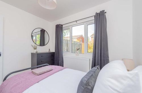 Newport Apartment | Newport - Sleeps 8 - Private Parking