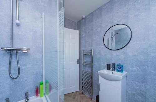 Newport Apartment | Newport - Sleeps 8 - Private Parking