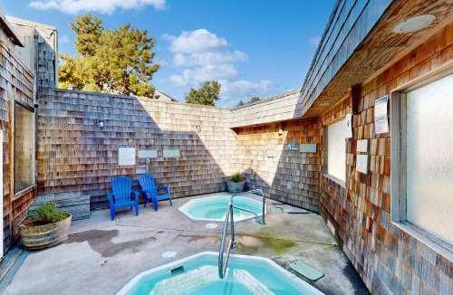 Historic Bayfront Apartment | Newport Sunshine #C208