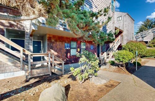 Historic Bayfront Apartment | Newport Sunshine #C208