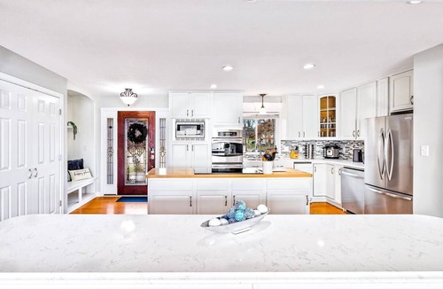 Jeffersonville House | Newspaper Featured Waterfront Harmony Cinema Fire Pit Hot Tub Pets Sauna Views