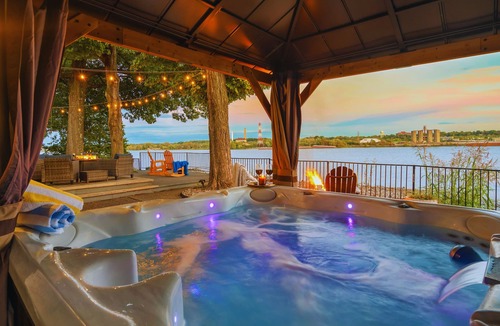 Jeffersonville House | Newspaper Featured Waterfront Harmony Cinema Fire Pit Hot Tub Pets Sauna Views