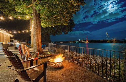 Jeffersonville House | Newspaper Featured Waterfront Harmony Cinema Fire Pit Hot Tub Pets Sauna Views