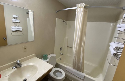 Newton Hotel | Newton Inn In Newton, KS