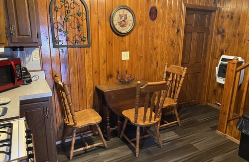 Carbondale Cottage | Newton Lake
