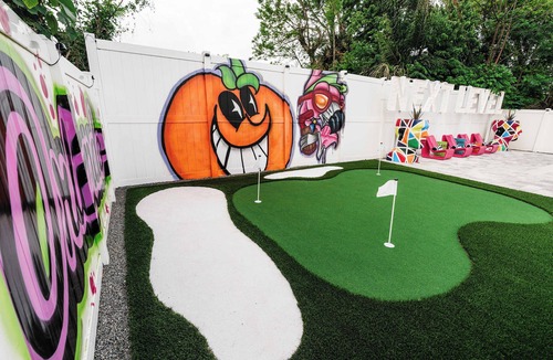 Northwest Orlando House | Next Level Orlando: Space Surf Springs Pool+Games