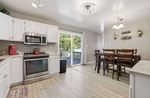 Dumbarton House | Next Stop: Comfort 3 BR Near Amtrak Station