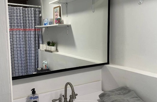 Westgate Apartment | Next to Airport & Downtown
