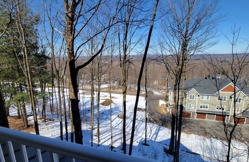 Bromont Condo | Next to mountain bike rides and C1 in Cantons and 5 mins away from main Chalet